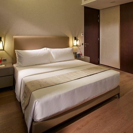 I'M Hotel Makati City Bagian luar foto A bedroom at the hotel