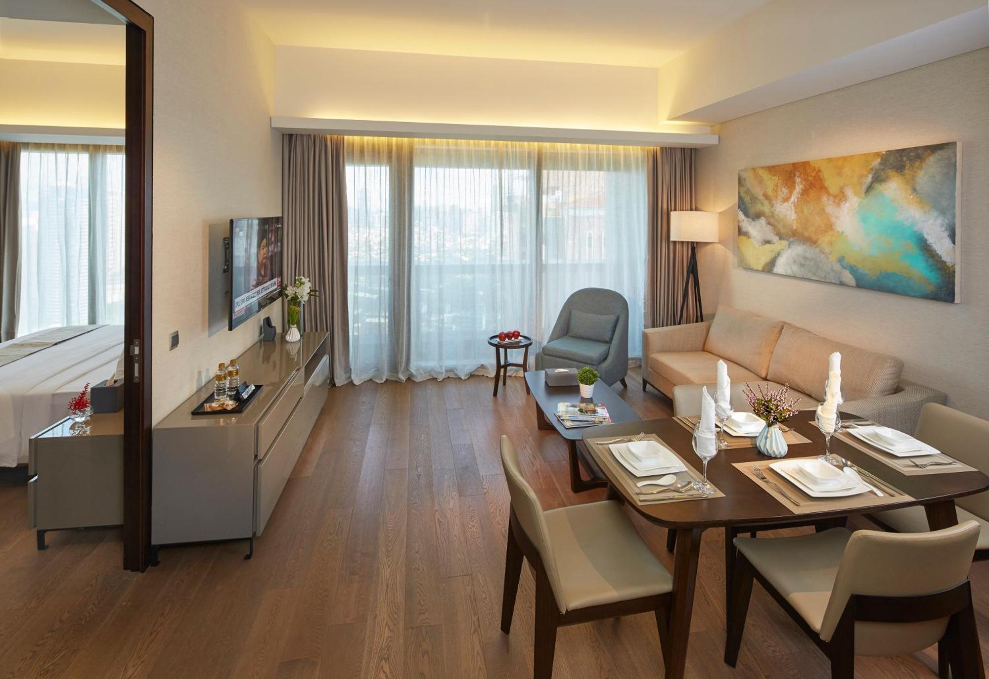I'M Hotel Makati City Ruang foto A suite at the hotel