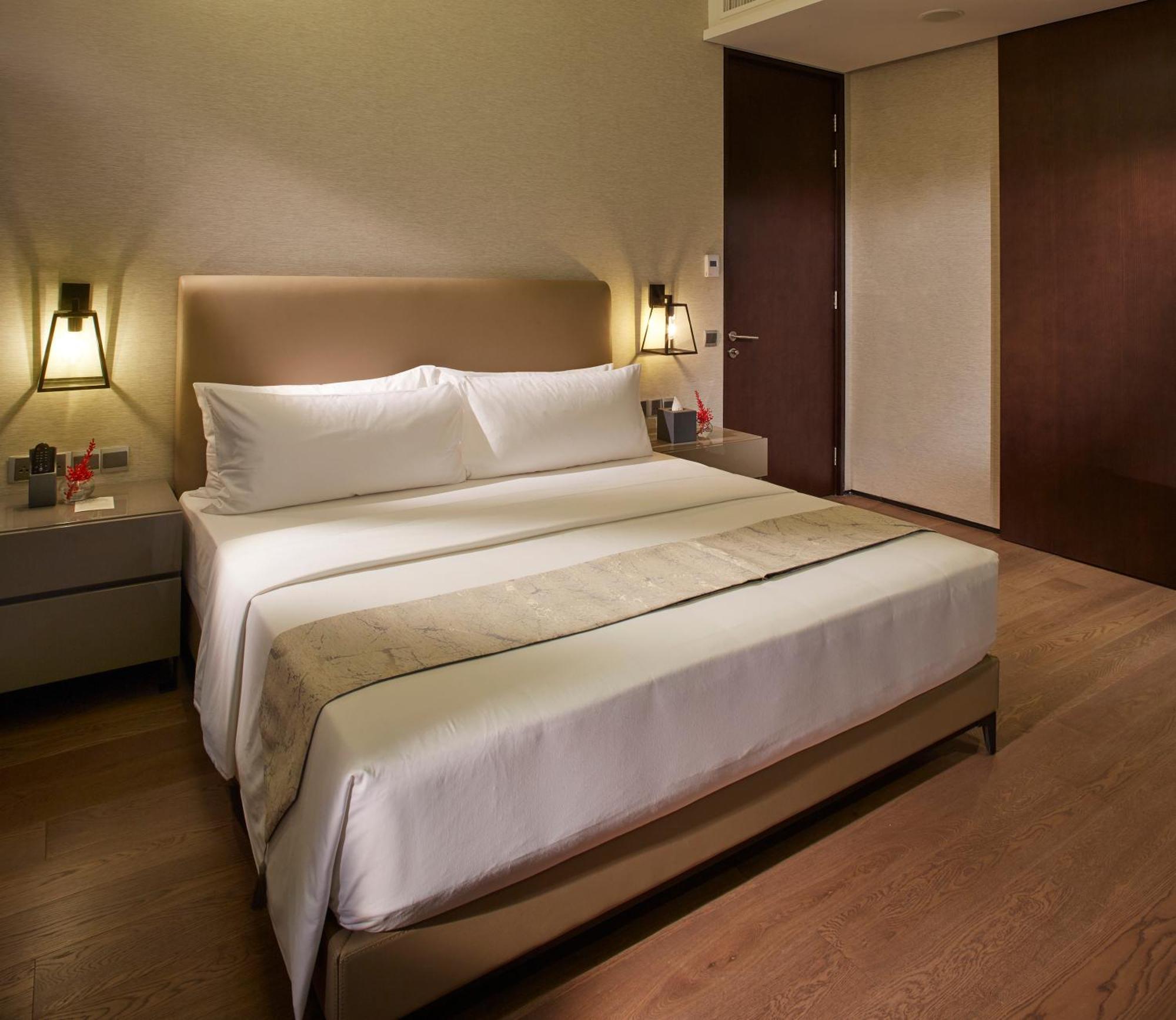 I'M Hotel Makati City Bagian luar foto A bedroom at the hotel