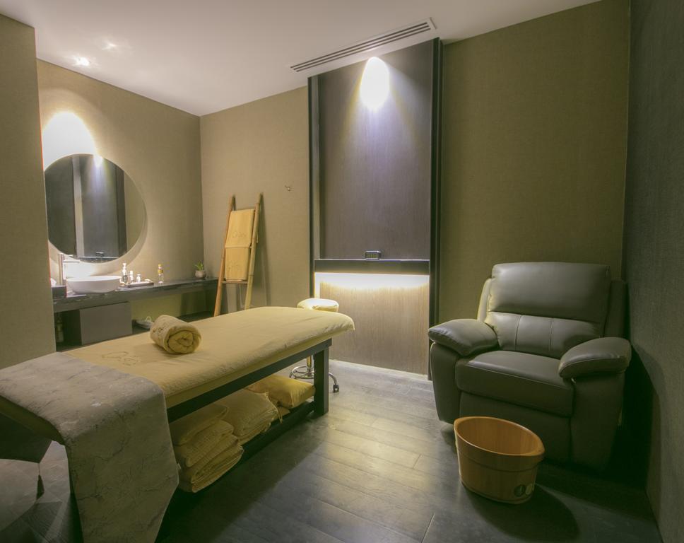 I'M Hotel Makati City Bagian luar foto A treatment room at a spa
