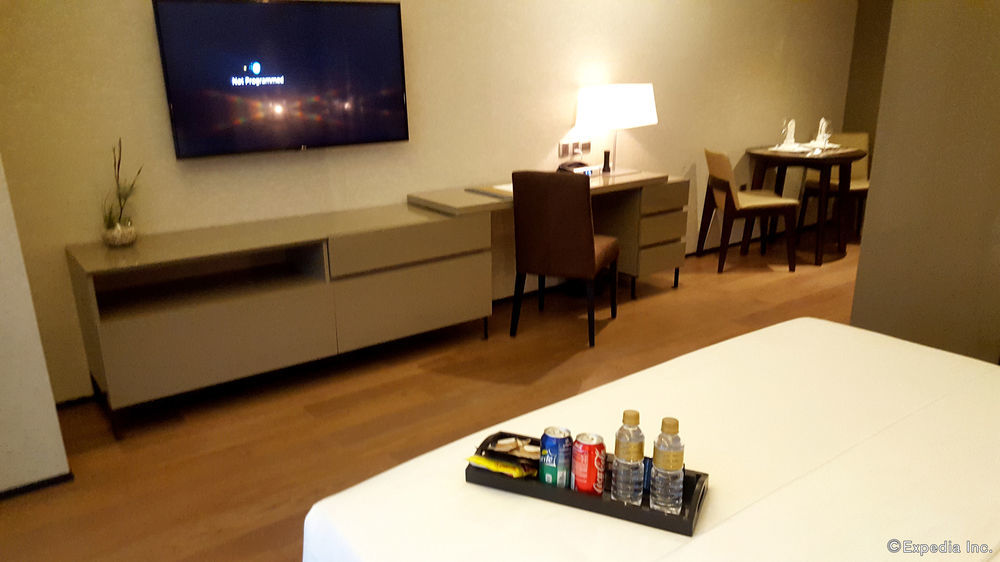 I'M Hotel Makati City Bagian luar foto A room at the hotel