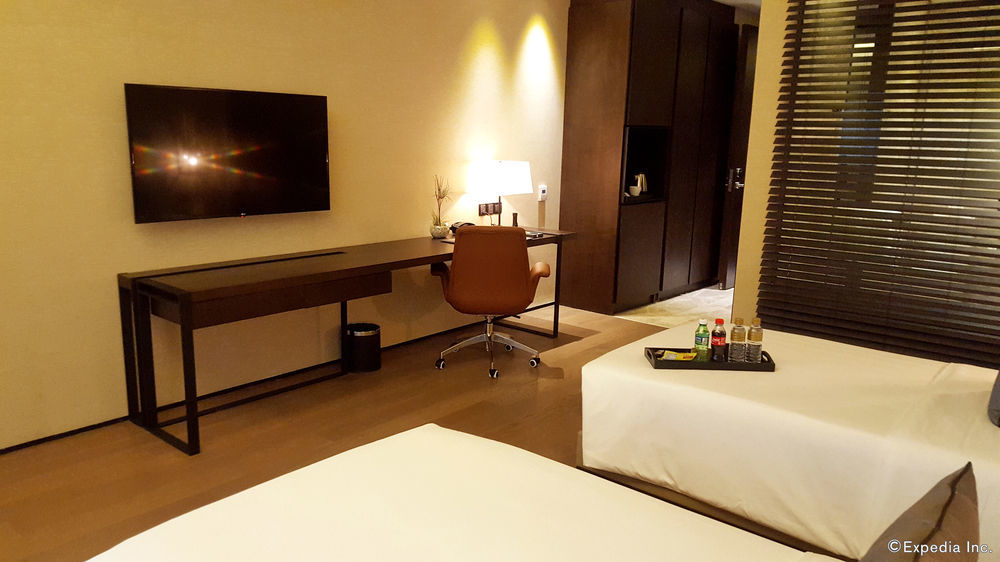 I'M Hotel Makati City Bagian luar foto A room at the hotel