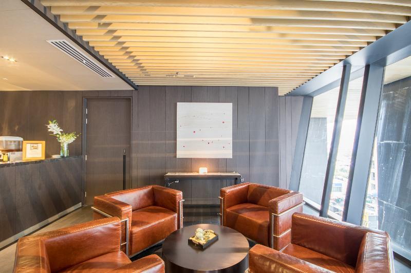 I'M Hotel Makati City Bagian luar foto The interior of the lounge