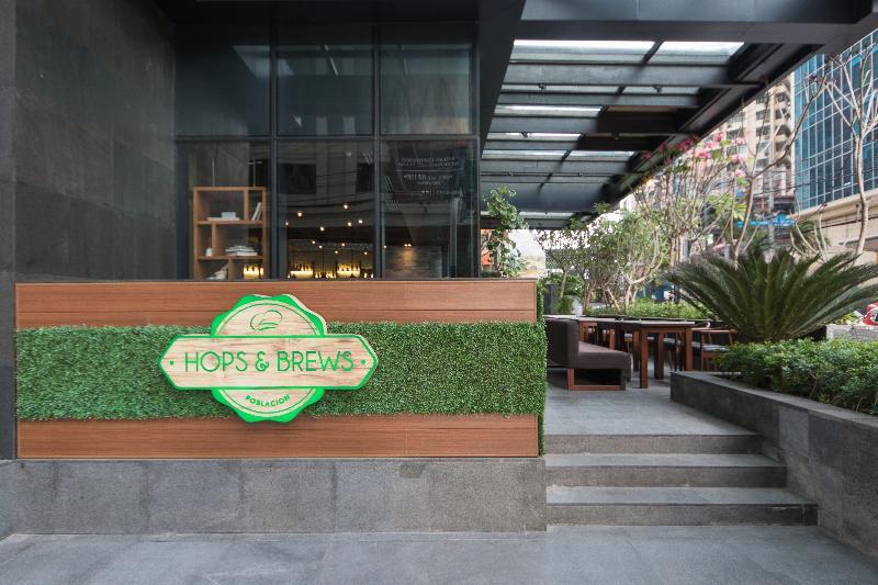 I'M Hotel Makati City Bagian luar foto Hops & Brews