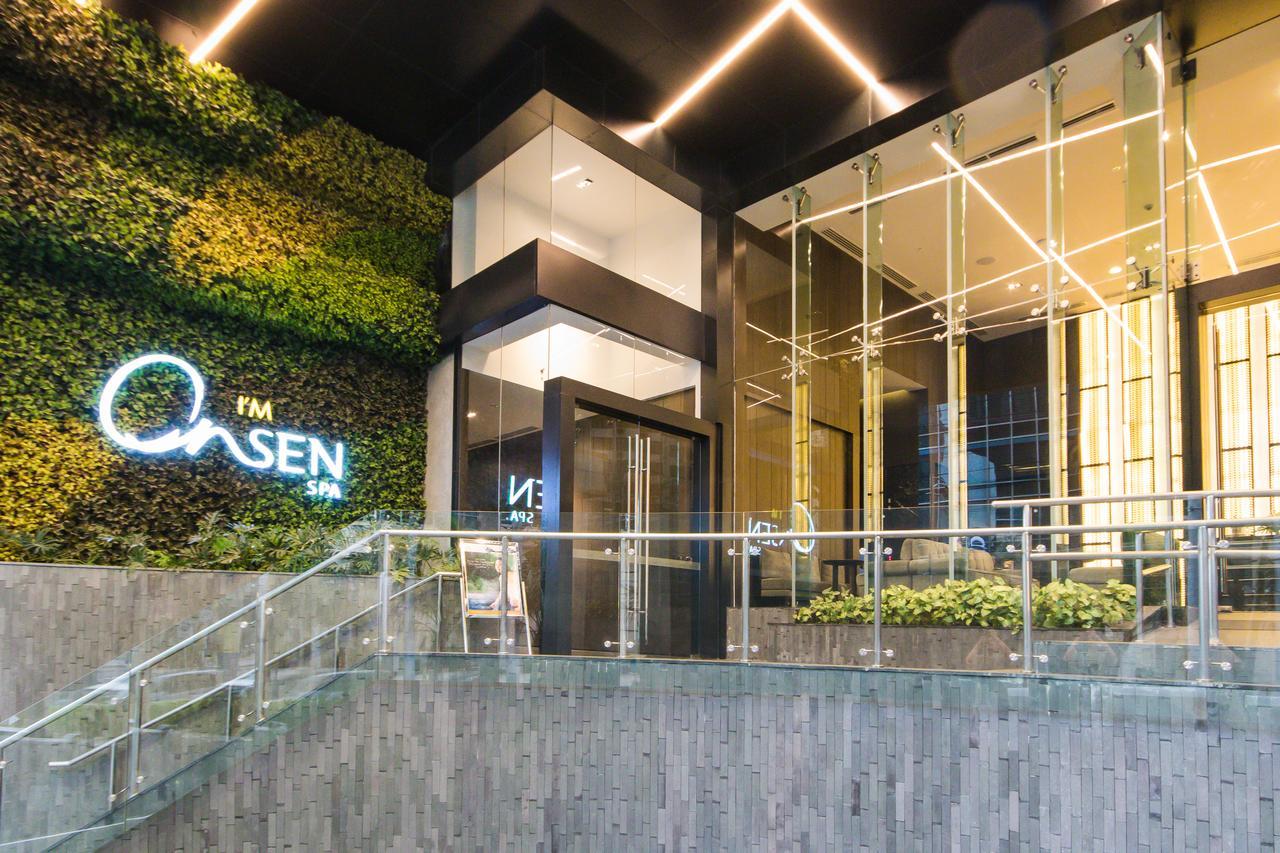 I'M Hotel Makati City Bagian luar foto The entrance of the hotel
